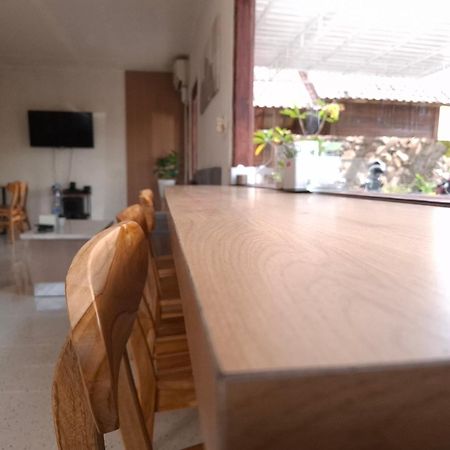 Mayeka Transit Hostel Bandara Internasional Lombok プラヤ エクステリア 写真