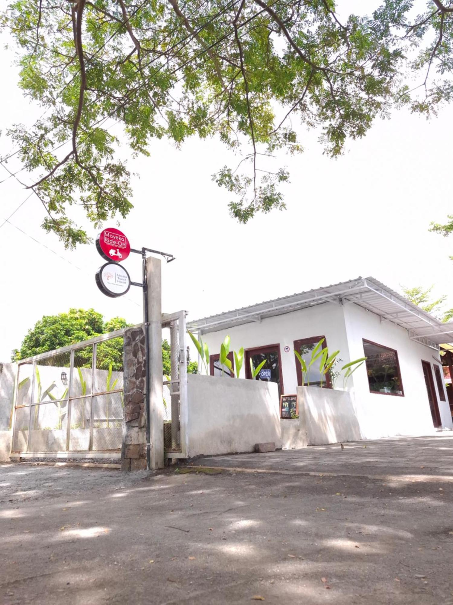 Mayeka Transit Hostel Bandara Internasional Lombok プラヤ エクステリア 写真