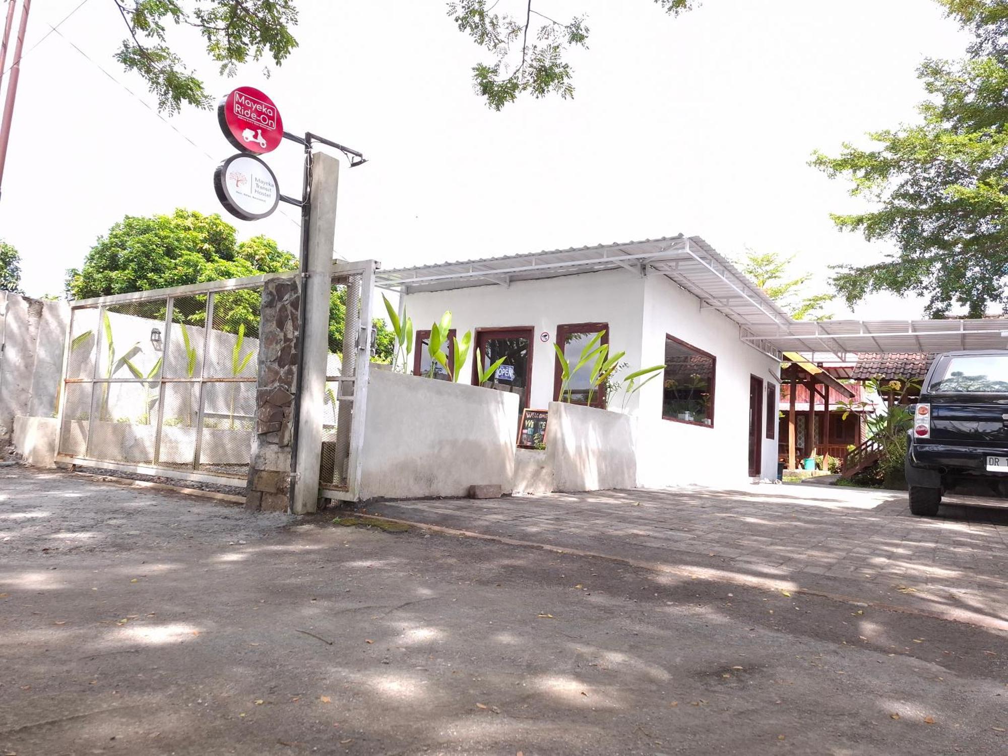 Mayeka Transit Hostel Bandara Internasional Lombok プラヤ エクステリア 写真