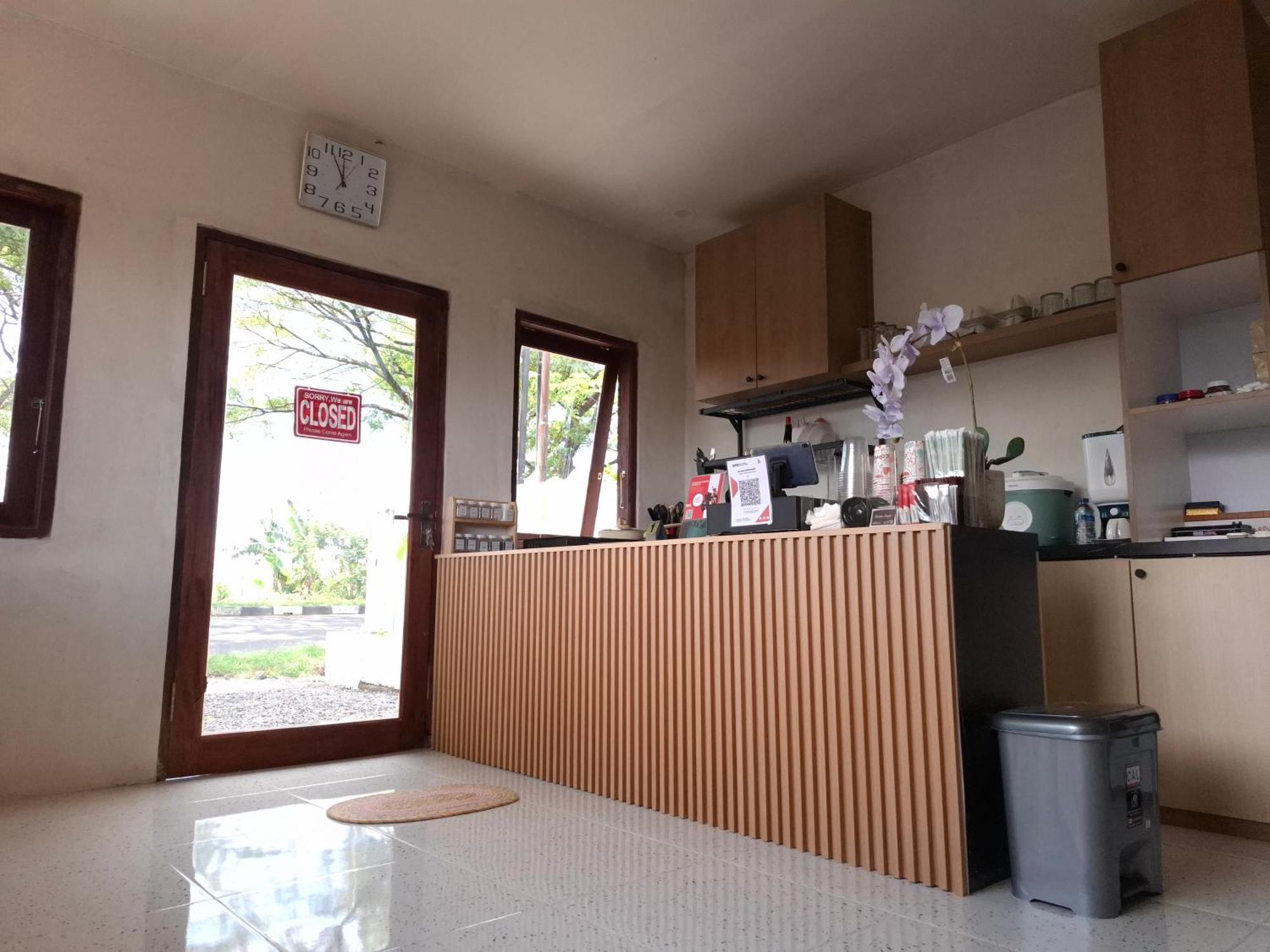 Mayeka Transit Hostel Bandara Internasional Lombok プラヤ エクステリア 写真