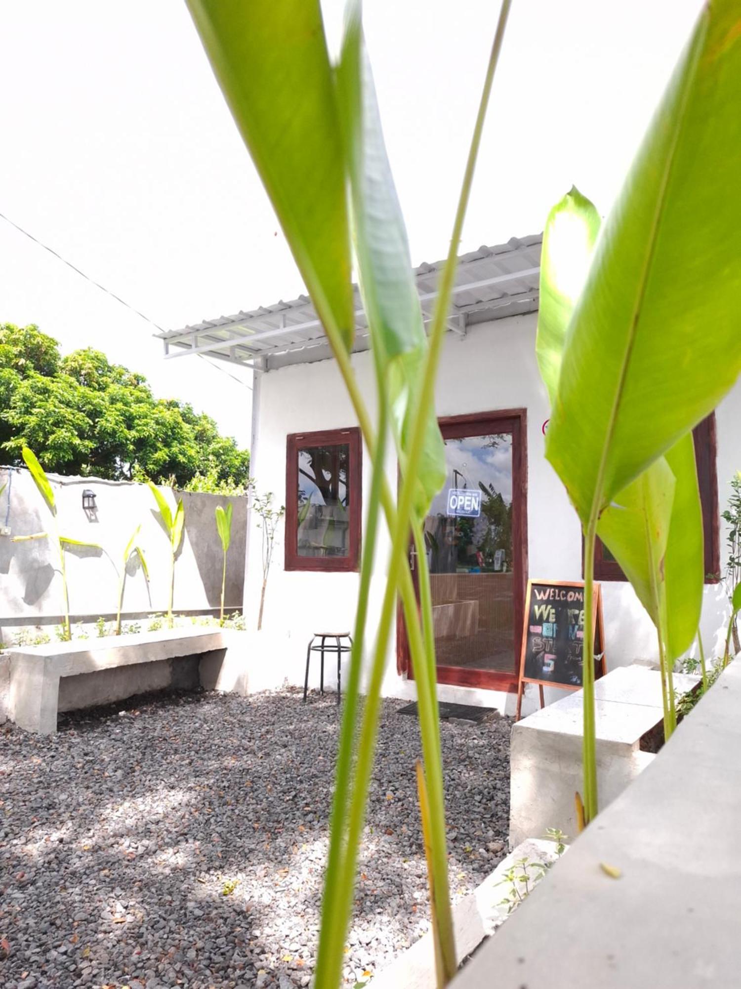 Mayeka Transit Hostel Bandara Internasional Lombok プラヤ エクステリア 写真