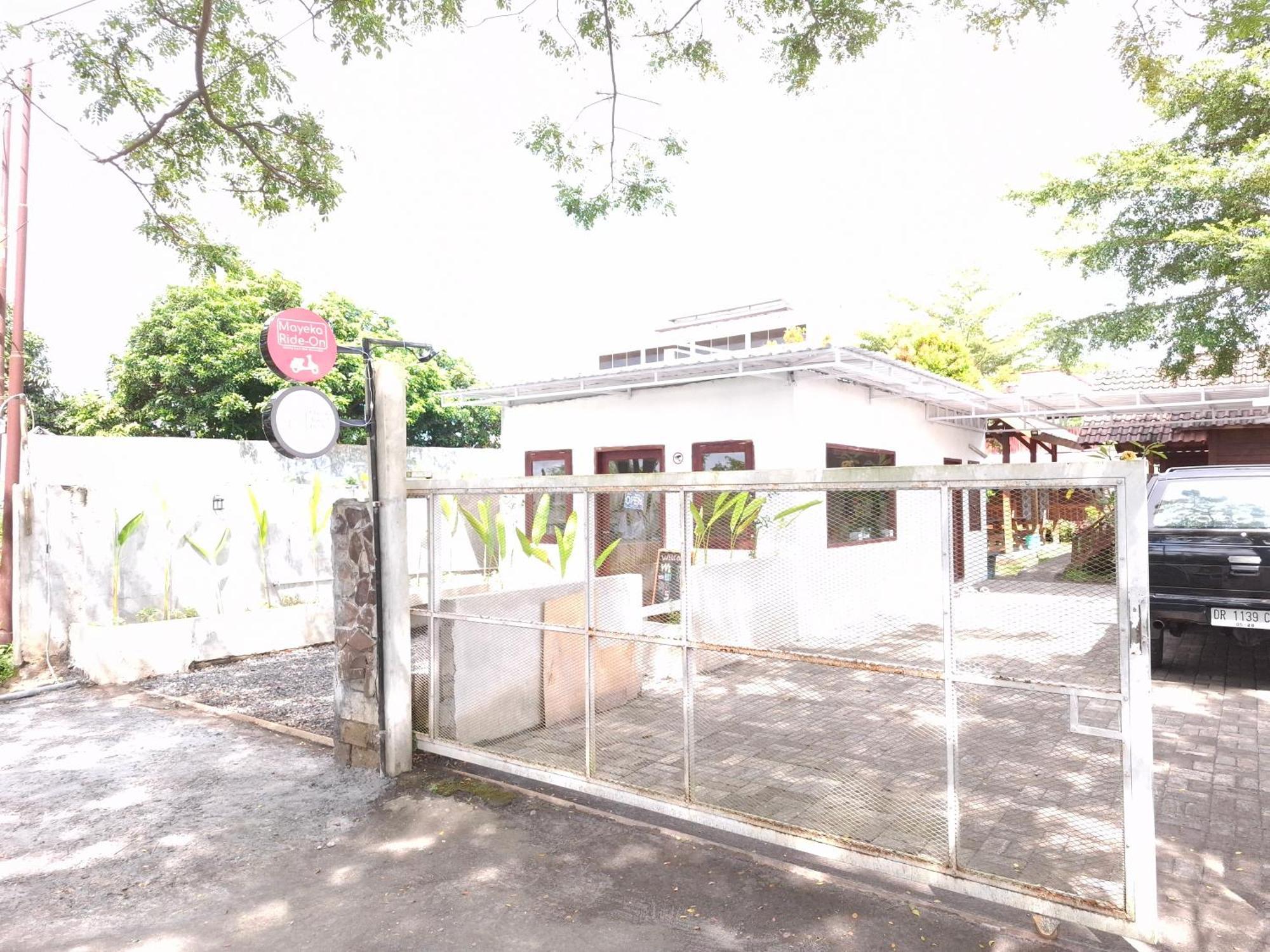Mayeka Transit Hostel Bandara Internasional Lombok プラヤ エクステリア 写真